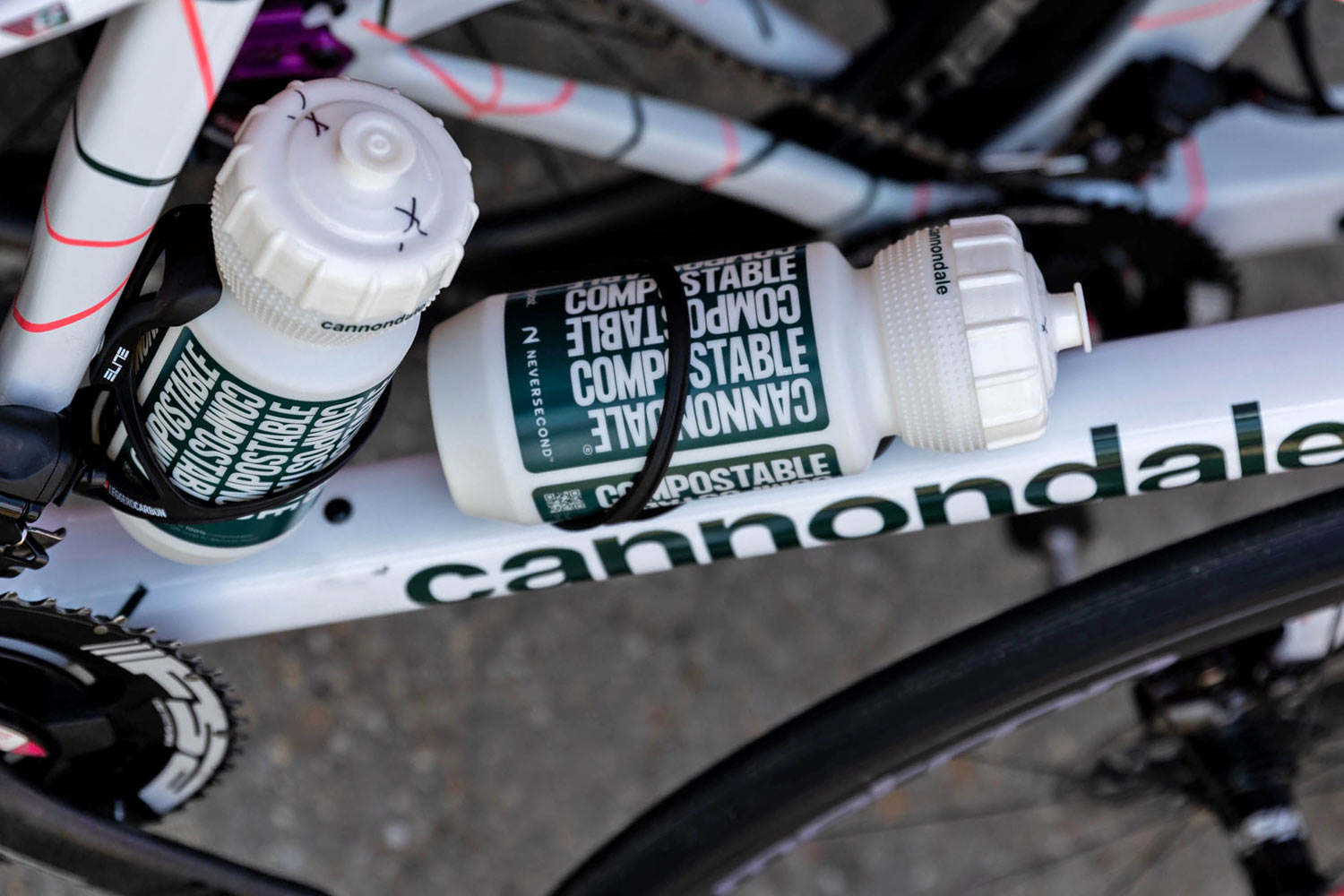 Cannondale-pro-only-compostable-water-bottle_peloton-cycling-bidon_on-bike-with-isotonic-drink.jpg