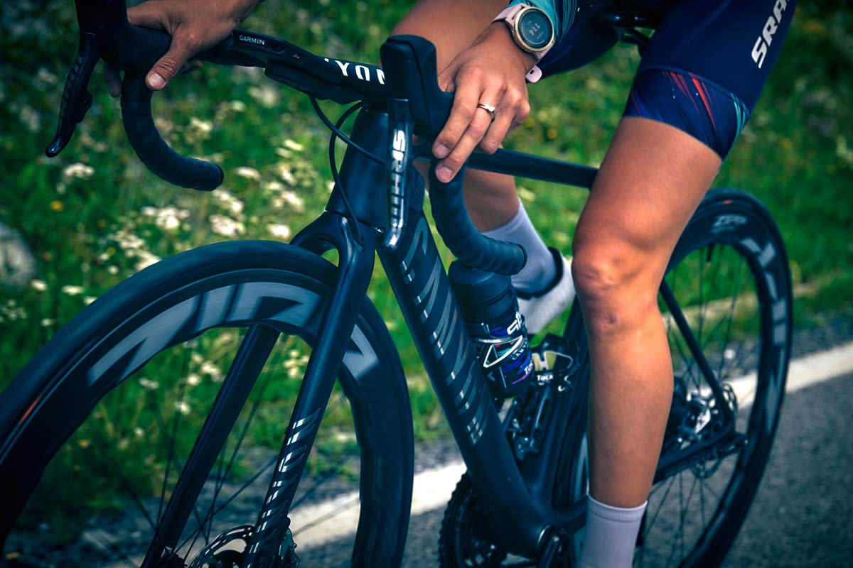 2021-Canyon-Ultimate-CFR-light-road-bike_Canyon-Factory-Racing-ultralight-carbon-climbers-road-race-bike_photo-by-Tino-Pohlmann_Kasia-Nieweiadoma-detail.jpg