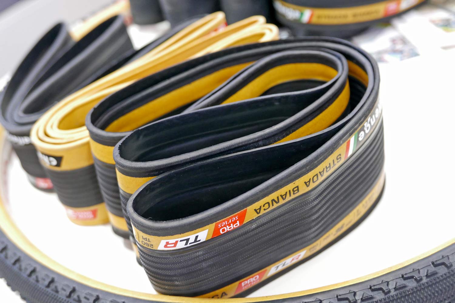 Challenge-Handmade-Tubeless-Ready-tires_HTLR_road-gravel-tires_folded.jpg