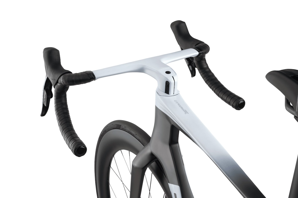 TEAMMACHINE R 01 LTD cbn wht wht detail 1.jpg