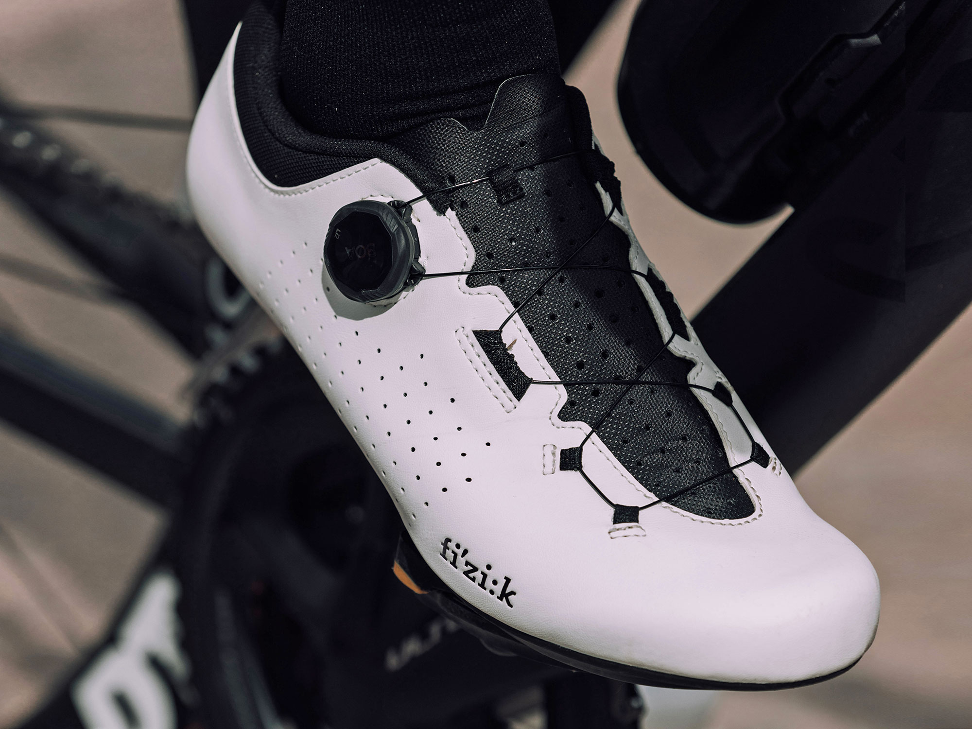 Fizik-Omna-Wide-affordable-road-bike-shoes_angled-white.jpg