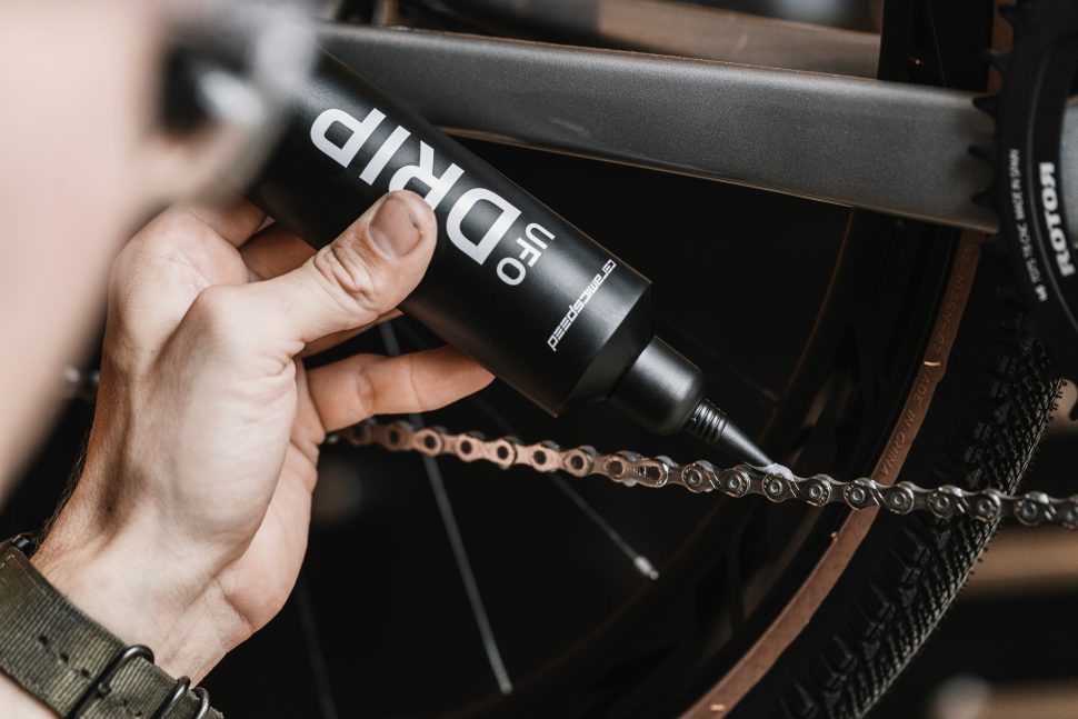 ceramicspeed_ufo_drip_chain_lube-970x647.jpeg