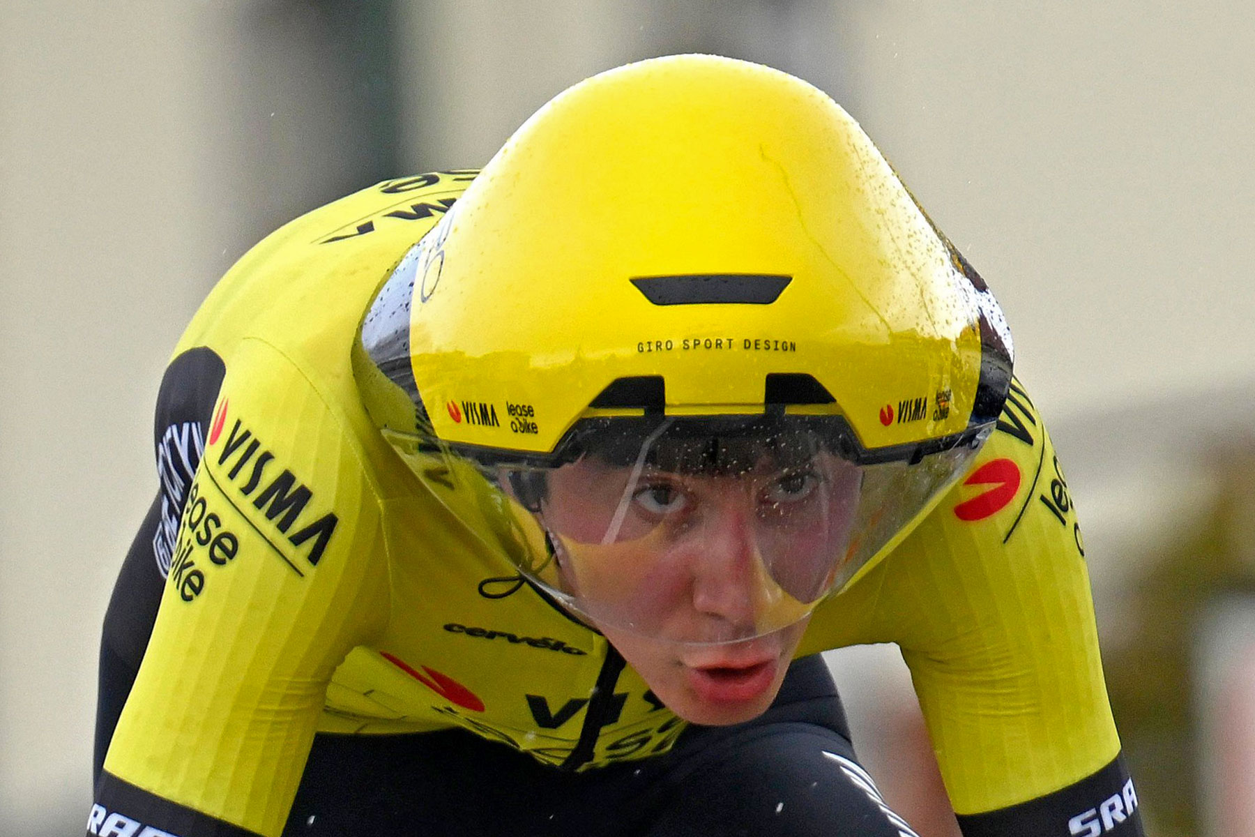 Giro-Aerohead-2-prototype-aero-TT-helmet-raced-by-Team-Visma-at-Tirreno-Adriatico_clear-shield-front-view.jpg