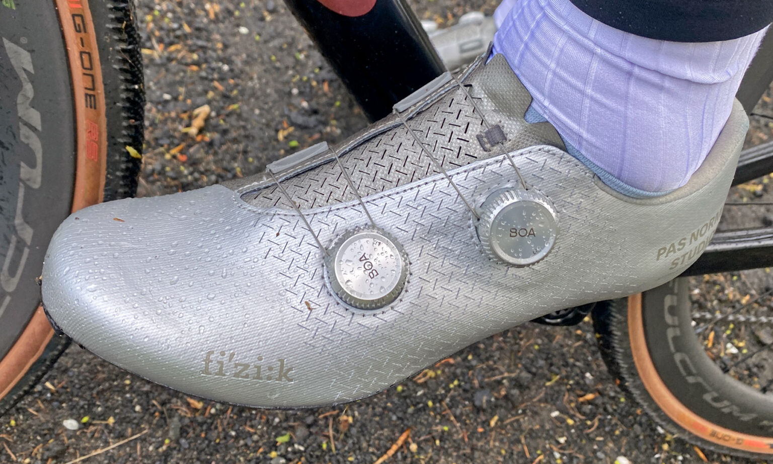 Pas-Normal-x-Fizik-road-shoes_Mechanism-sliver-slippers_herringbone-patter-perforations-1536x922.jpg