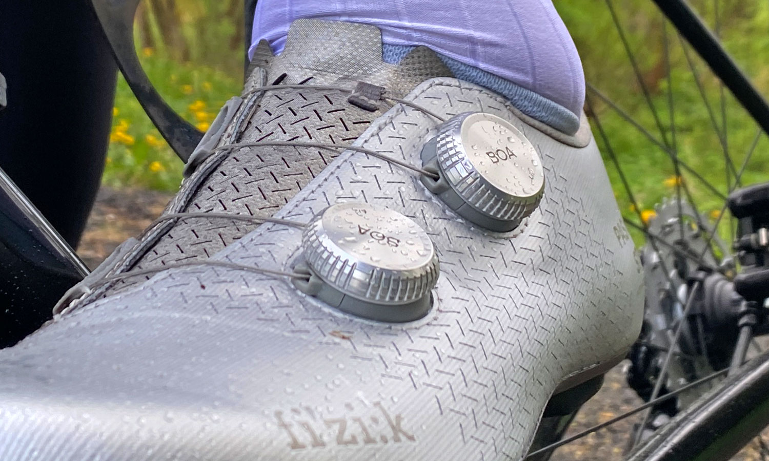 Pas-Normal-x-Fizik-road-shoes_Mechanism-sliver-slippers_alloy-BOA-Li2-dial-detail.jpg