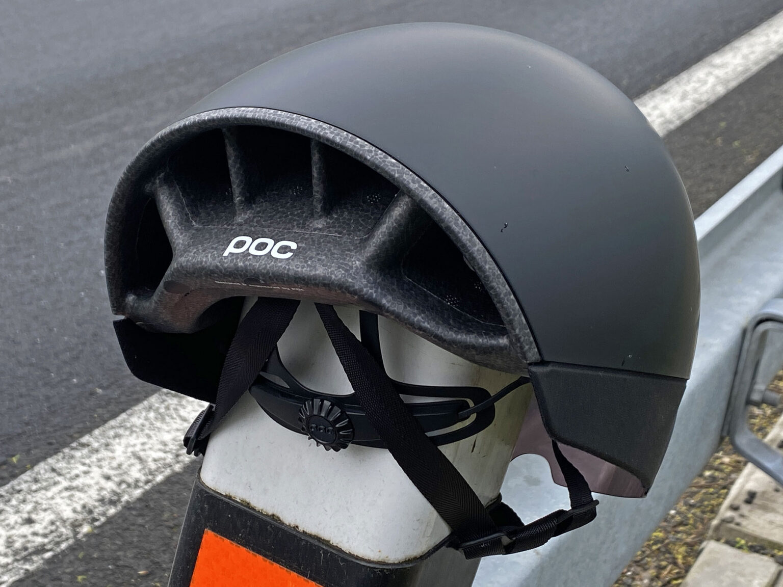 POC-Procen-Air-mini-aero-road-race-helmet-inspired-by-TT-aerodynamics_rear-opening-detail-1536x1152.jpg