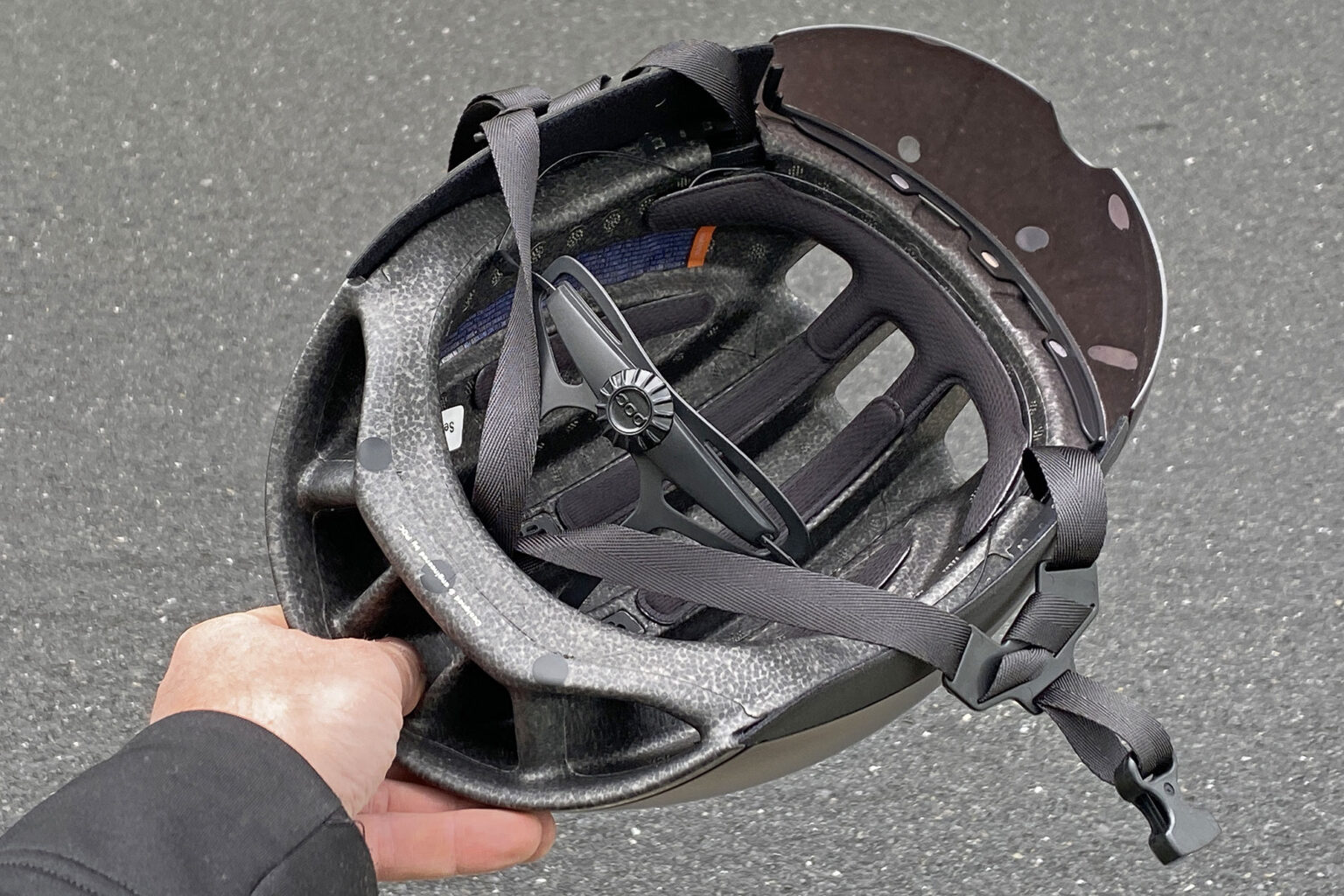 POC-Procen-Air-mini-aero-road-race-helmet-inspired-by-TT-aerodynamics_inside-with-visor-1536x1024.jpg