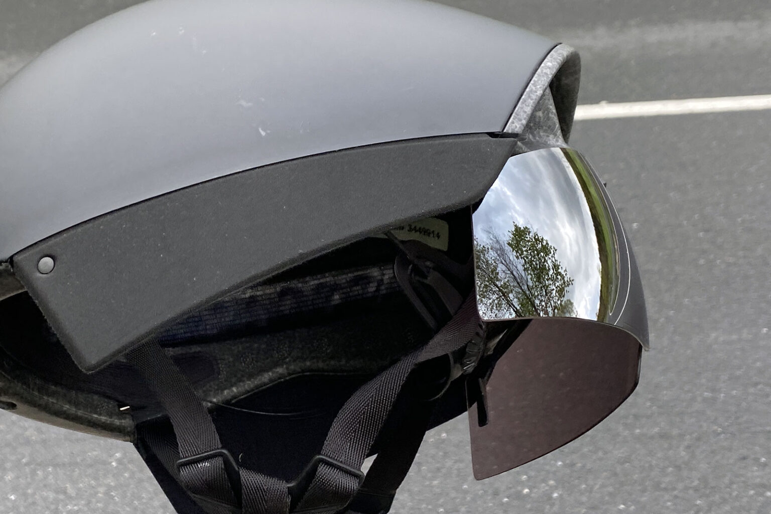 POC-Procen-Air-mini-aero-road-race-helmet-inspired-by-TT-aerodynamics_visor-stowed-at-the-back-1536x1024.jpg