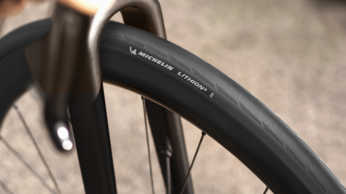 bi-151_tire_michelin_lithion-4_master_product-in-context-1_signature_16-slash-9.jpg