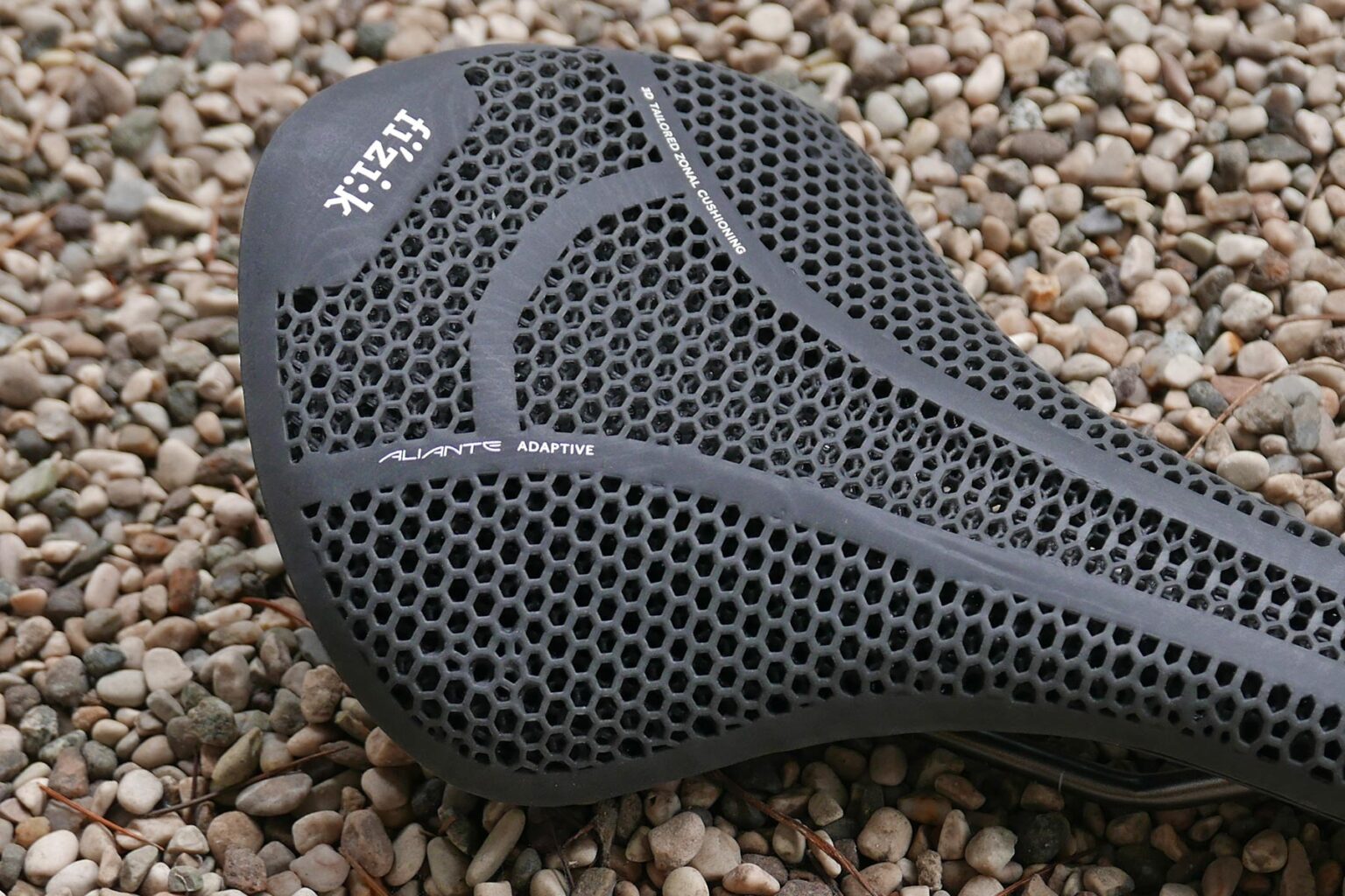 Fizik-Aliante-Adaptive-3D-printed-carbon-endurance-road-bike-saddle_3D-tailored-zonal-cushioning-detail-1536x1024.jpg