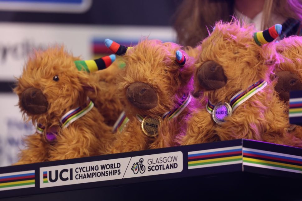 UCI-World-Championships-highland-cow-toys-Ross-MacDonaldSNS-Group-via-Getty-Images-1140x760-1-970x647.jpg