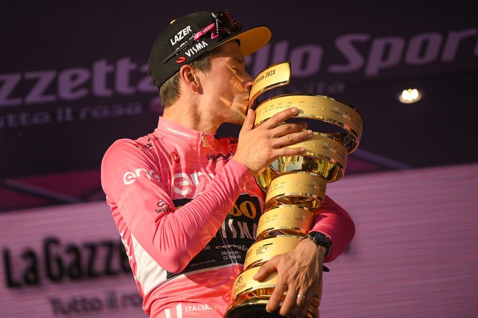 roglic-giro-trophy-970x646.jpg