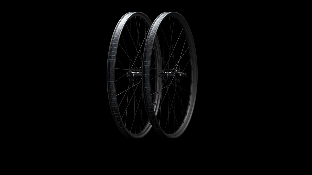 30125-810_TRAVERSE-SL-II-HYDRA-6B-29-FRONT-28H-SATIN-CARBON-SATIN-BLK_FRONT_HERO_DARK-PDP.jpg