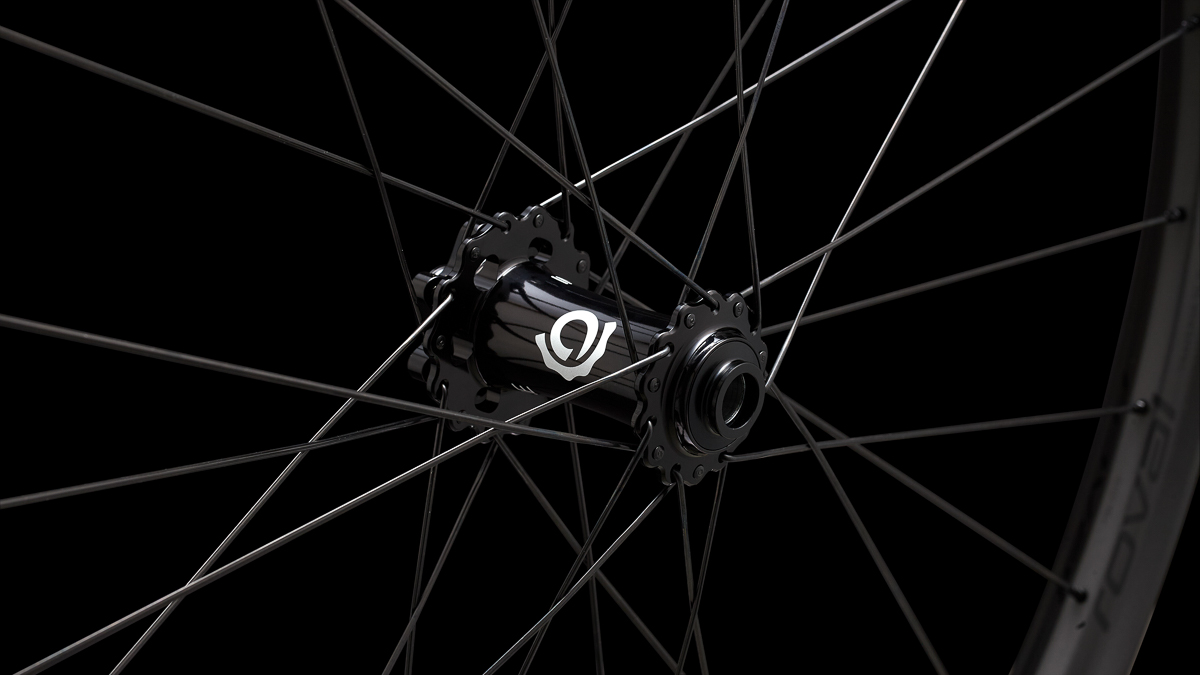 30125-810_TRAVERSE-SL-II-HYDRA-6B-29-FRONT-28H-SATIN-CARBON-SATIN-BLK_FRONT-HUB_DARK-PDP.jpg