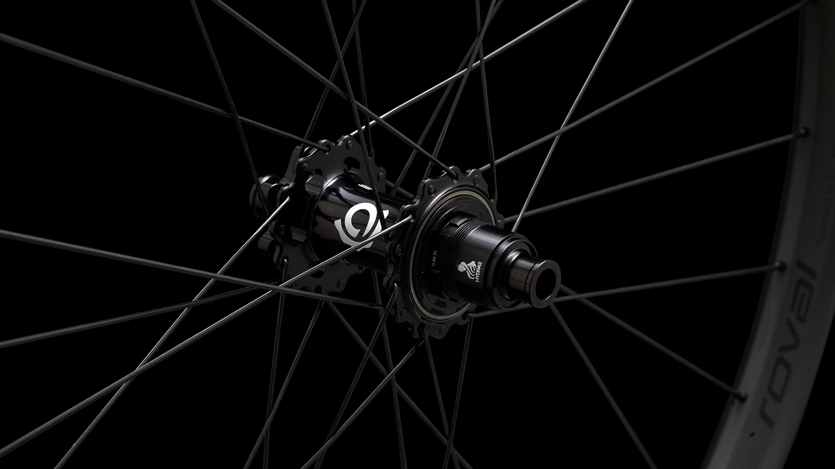 30125-810_TRAVERSE-SL-II-HYDRA-6B-29-FRONT-28H-SATIN-CARBON-SATIN-BLK_REAR-HUB_DARK-PDP.jpg