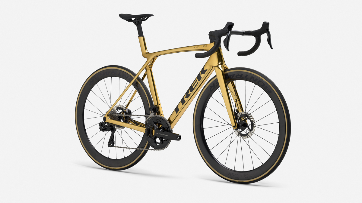 2025_Lifestyle_MadoneSLR-ICON-Chroma-Gold.jpg