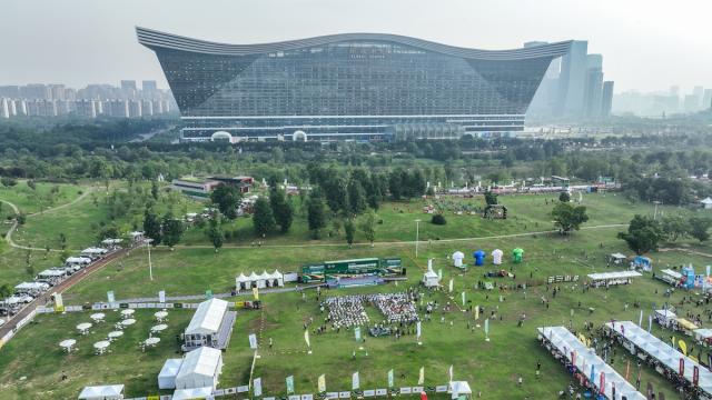 骑跑在成都 2025中国·成都天府绿道国际自行车赛盛大开幕