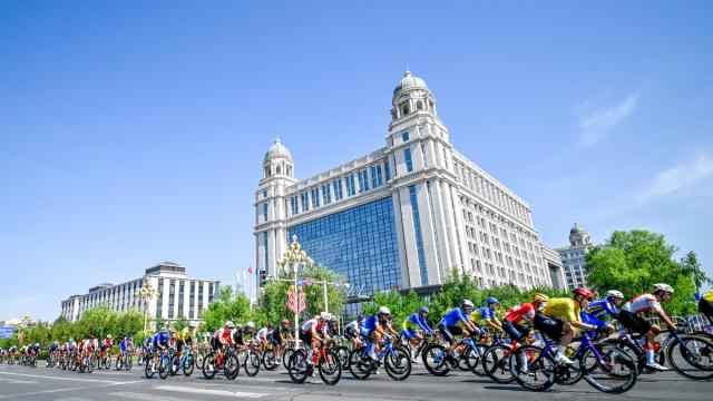 2025年全国公路自行车锦标赛在鄂尔多斯伊金霍洛旗圆满落幕