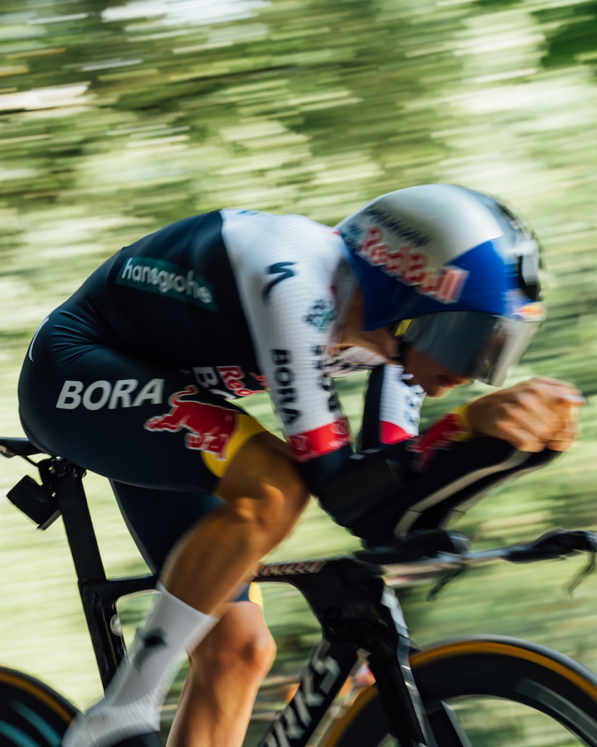 BRD-13256_2025S-Works_Apparel_Road_Social_Experience_4x5_06.jpg