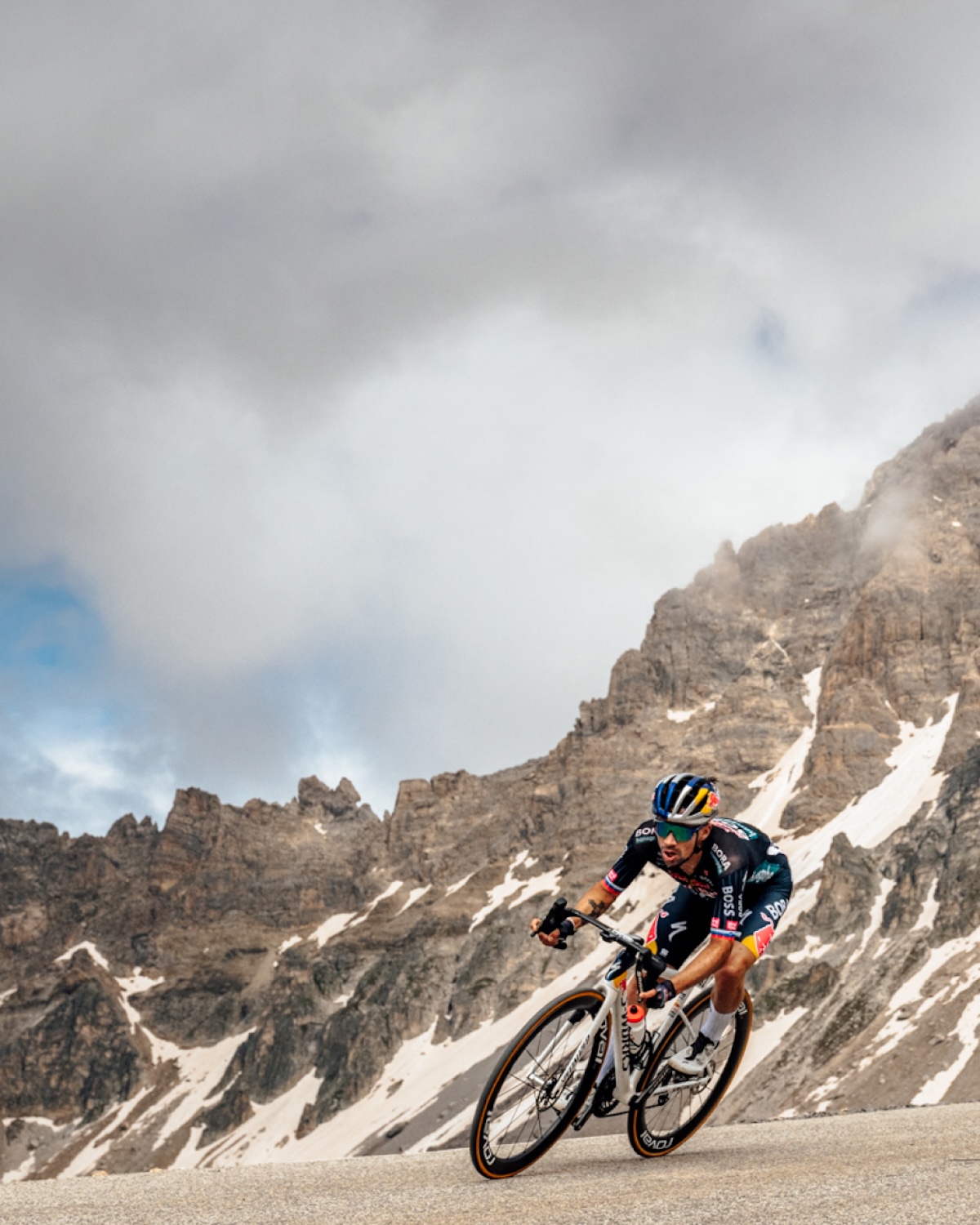 BRD-13256_2025S-Works_Apparel_Road_Social_Experience_4x5_05.jpg