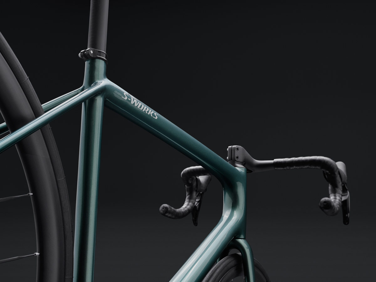 97226-00_AETHOS-SW-DI2-PRMFJDMET-DLMMET_REAR-3QUATERS-DETAIL_HANDLEBAR-ASSET_1360.jpg