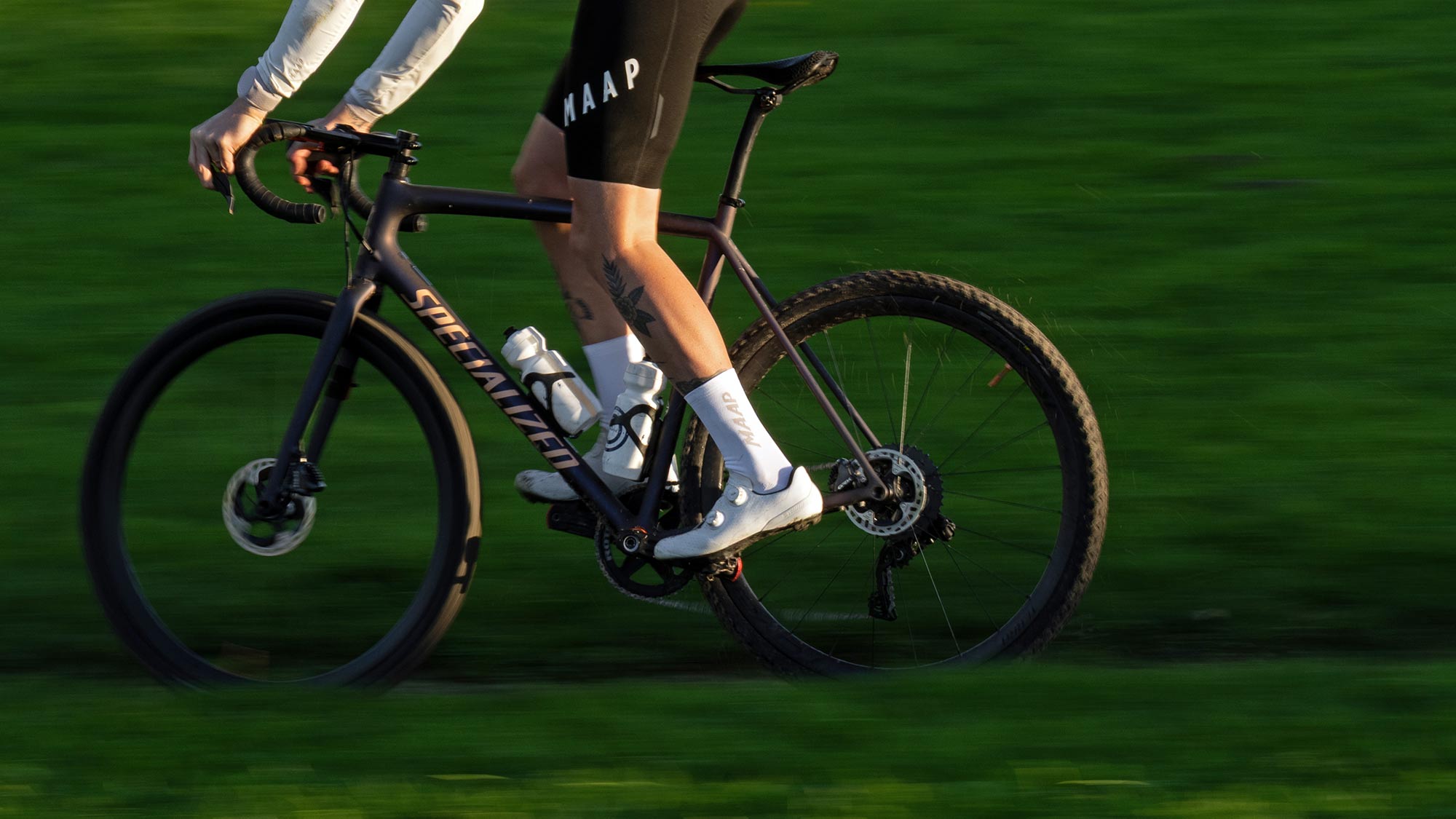 1763357173588513.jpg Pirelli-Cinturato-Gravel-HP-line-top-tier-gravel-bike-tires-are-now-made-in-Italy_photo-by-Alberto-Viciana_riding.jpg