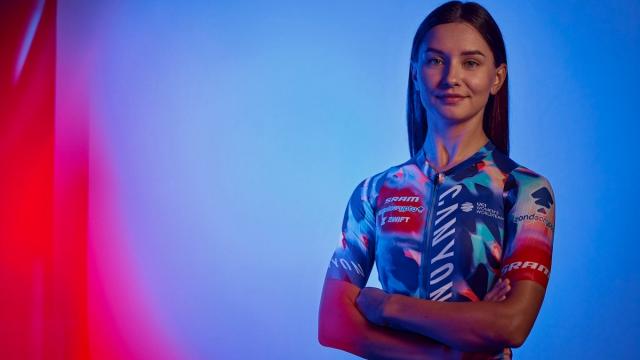 Canyon–SRAM zondacrypto延续大胆亮眼风格 新赛季辉光队服发布