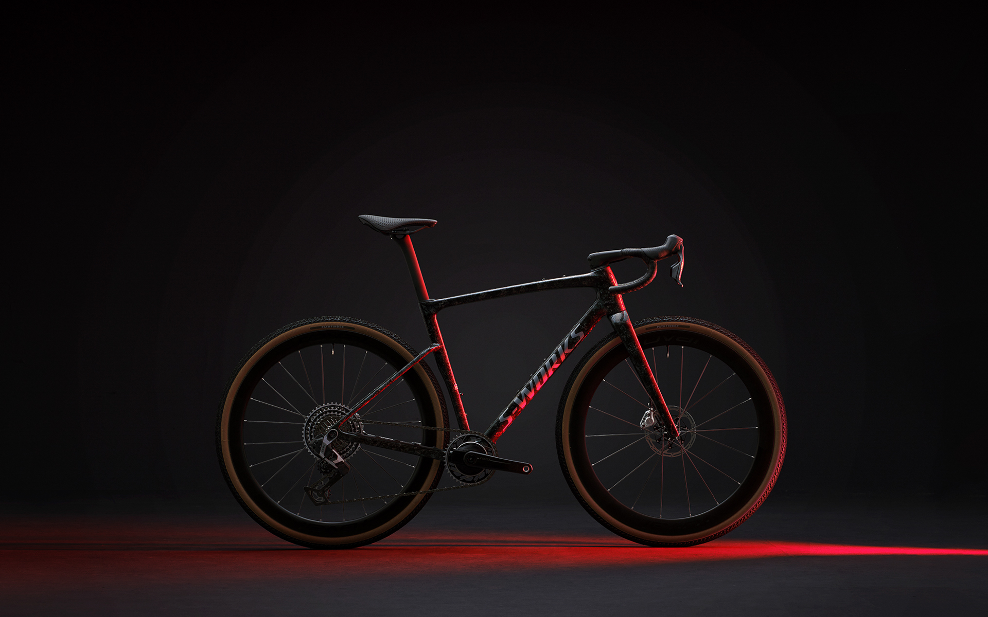 91427-00_CRUX-5-SW-AXS-FJDMET-SNDSTNMET-FLKSIL_AERODYNAMIC-PROFILE_RED-BIKE_12787_c.jpg