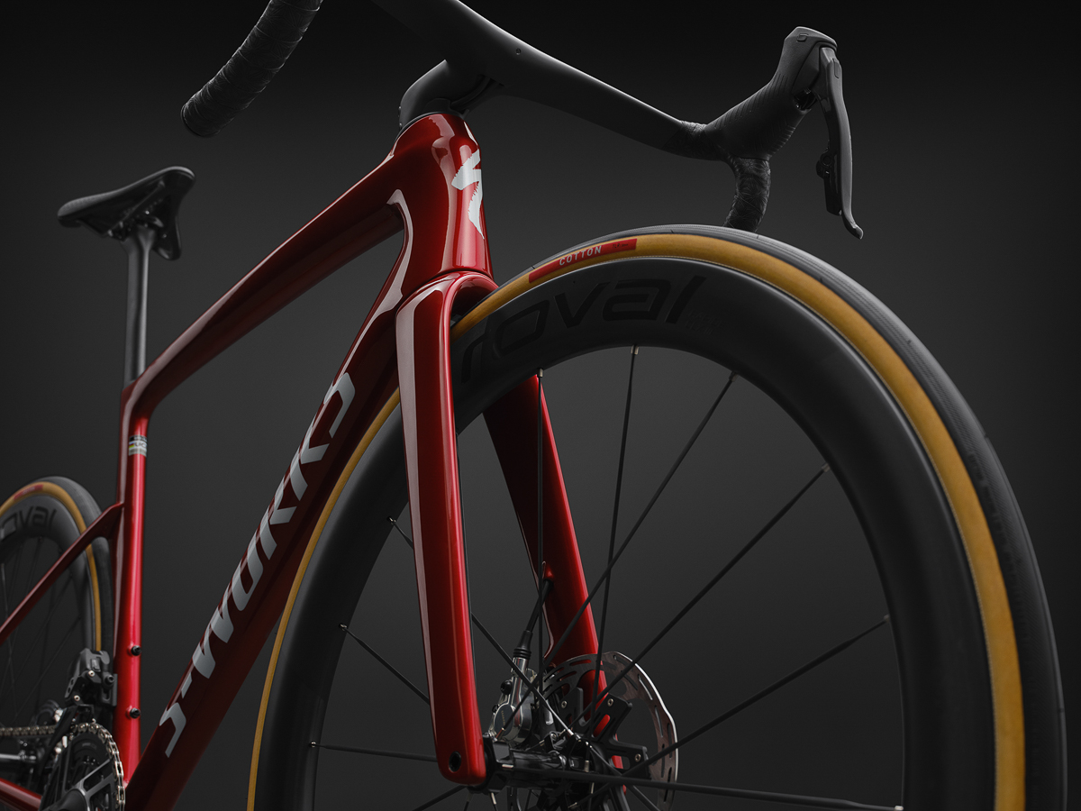 94927-07_TARMAC-SL9-SW-AXS-RBYMET-METWHTSIL_MED-FRONT-3QUATERS-DETAIL_14276_b.jpg