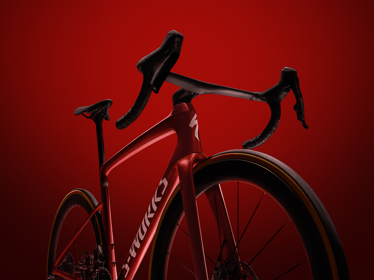 94927-07_TARMAC-SL9-SW-AXS-RBYMET-METWHTSIL_HERO_MED-FRONT-3QUATERS_HEADTUBE-ASSET_15258_h.jpg