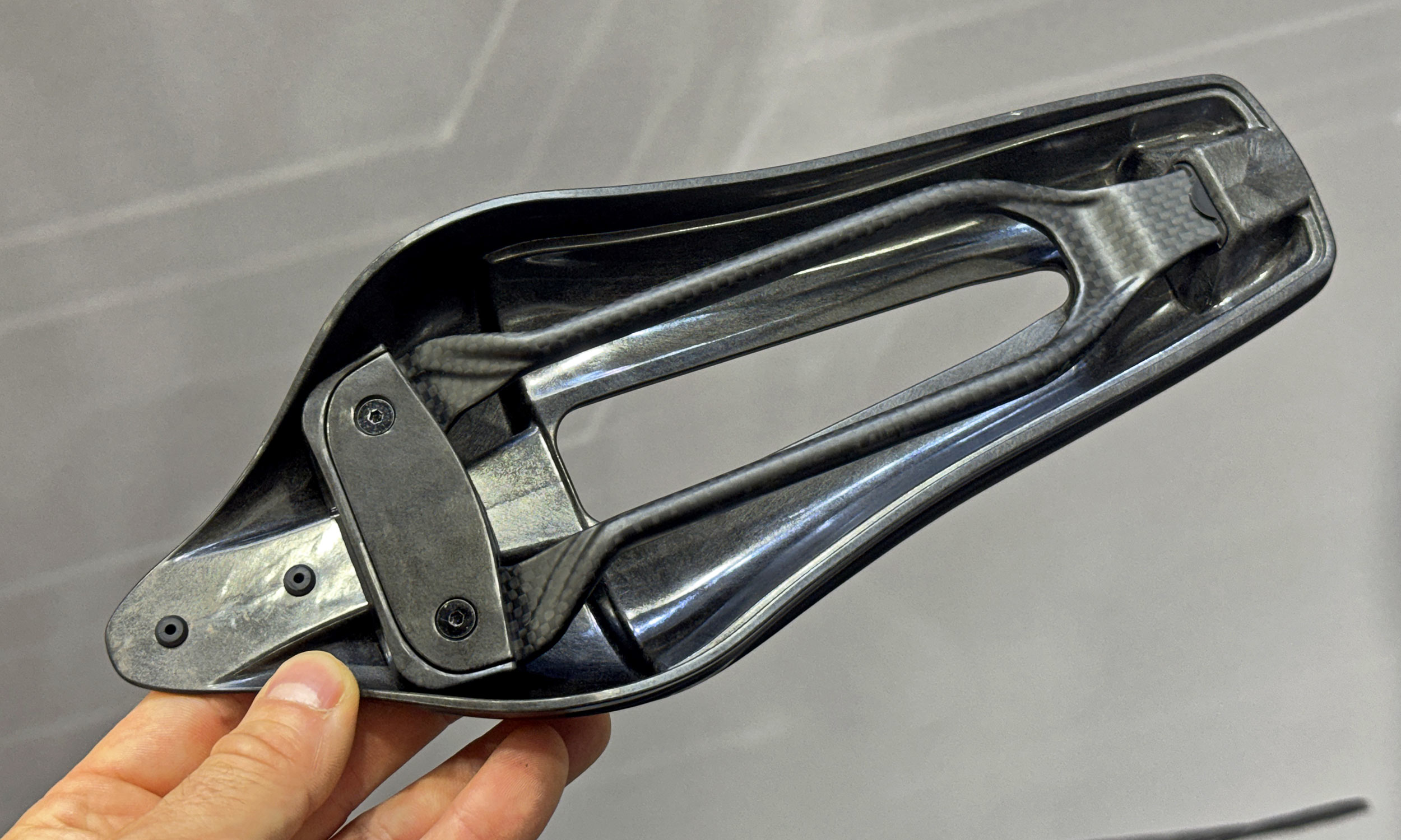 Prologo-Predator-02-aero-TT-tri-saddle-gets-normal-oval-carbon-rails_underside-with-removable-Nack-rail.jpg