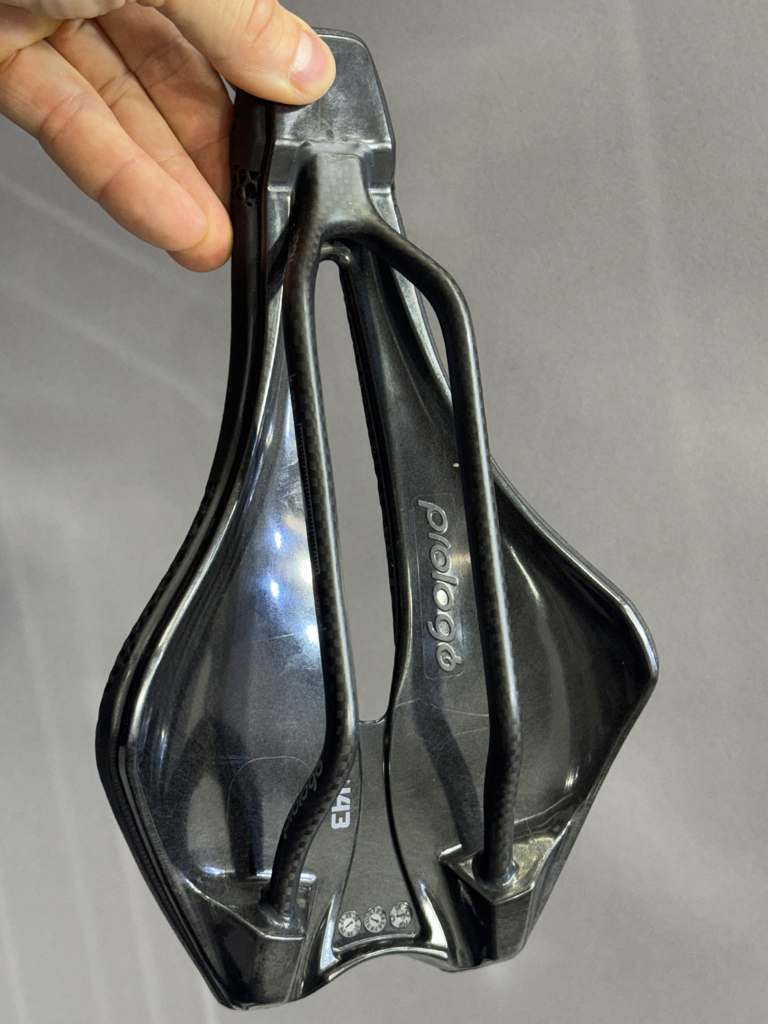 Prologo-Dimension-R2-3D-flat-saddle-with-3D-printed-padding_carbon-rails-underside.jpg