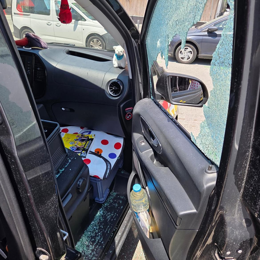 Liebe Fans - bin heute nicht an der Strecke - muß Auto bewachen, Zahnbürste, Kamm, TEUFEL Lautsp.jpg