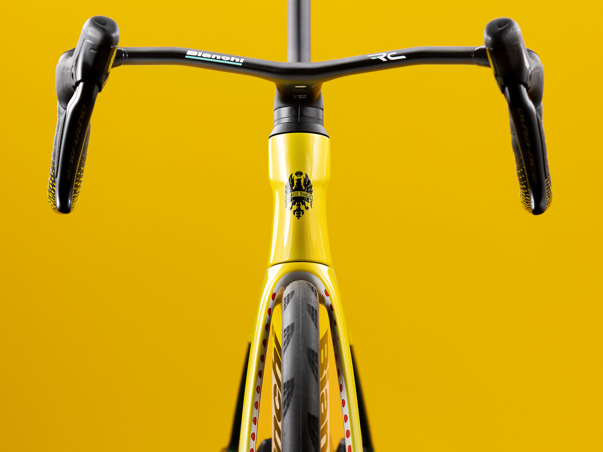 all-new-Bianchi-Specialissima-RC-CV-ultralight-all-rounder-road-bike_2026-Tour-de-France-limited-edition_front-end.jpg