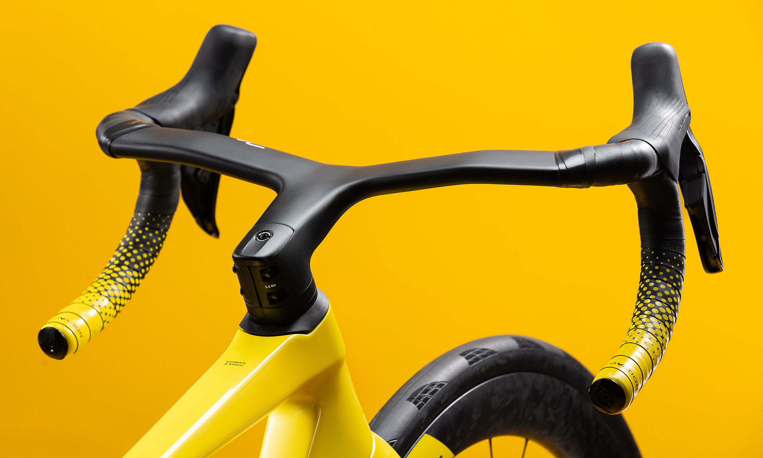 2026-Bianchi-Specialissima-RC-CV-ultralight-all-rounder-road-bike_Tour-de-France-limited-edition_new-RC-integrated-cockpit-handlebar.jpg