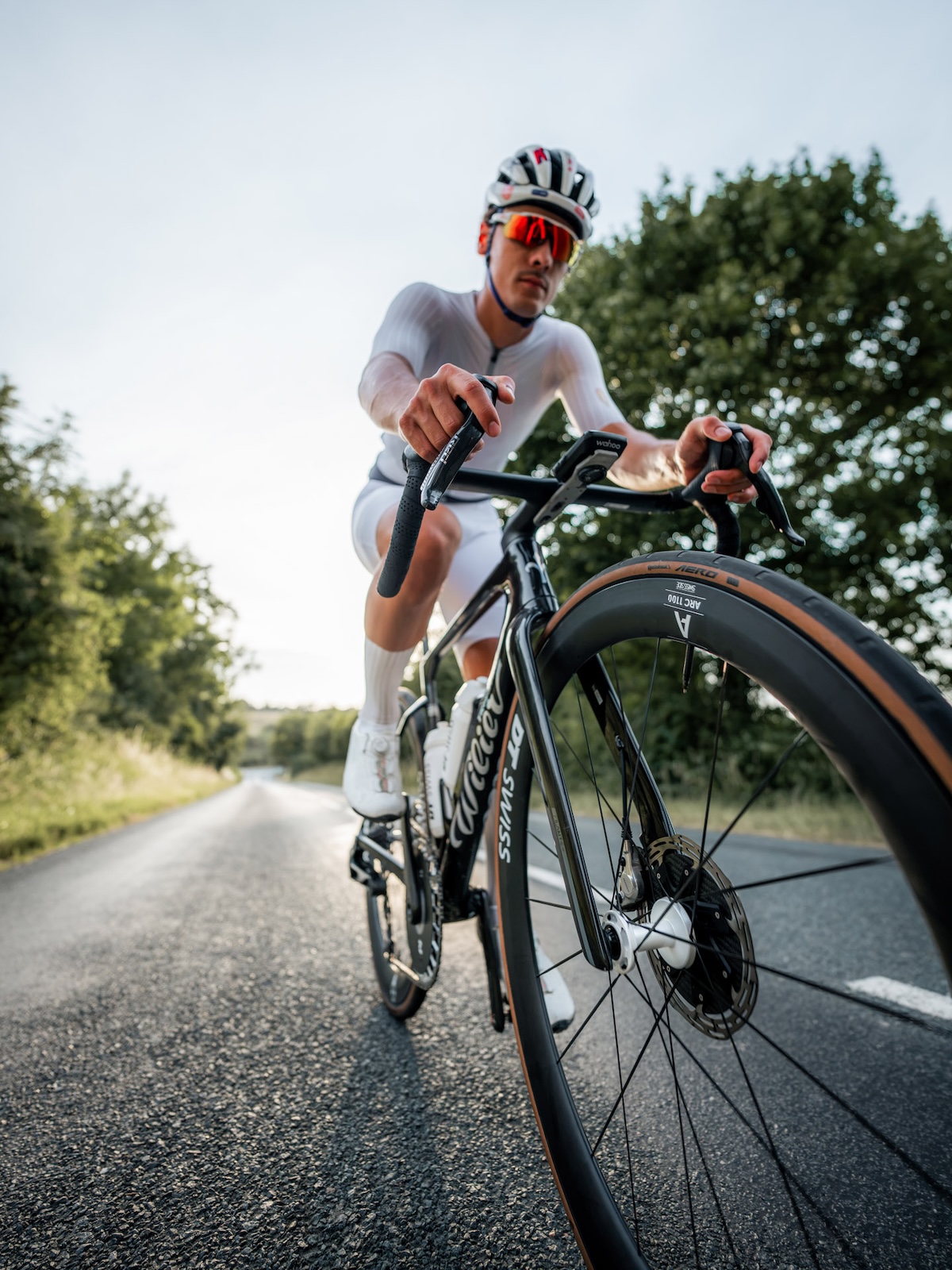 DTSwiss-Road-ARC-1100-Dicut-White-Ltd-Polished-Perfection-Action-Credits-Loan-Guegan-4529-1920px.jpg