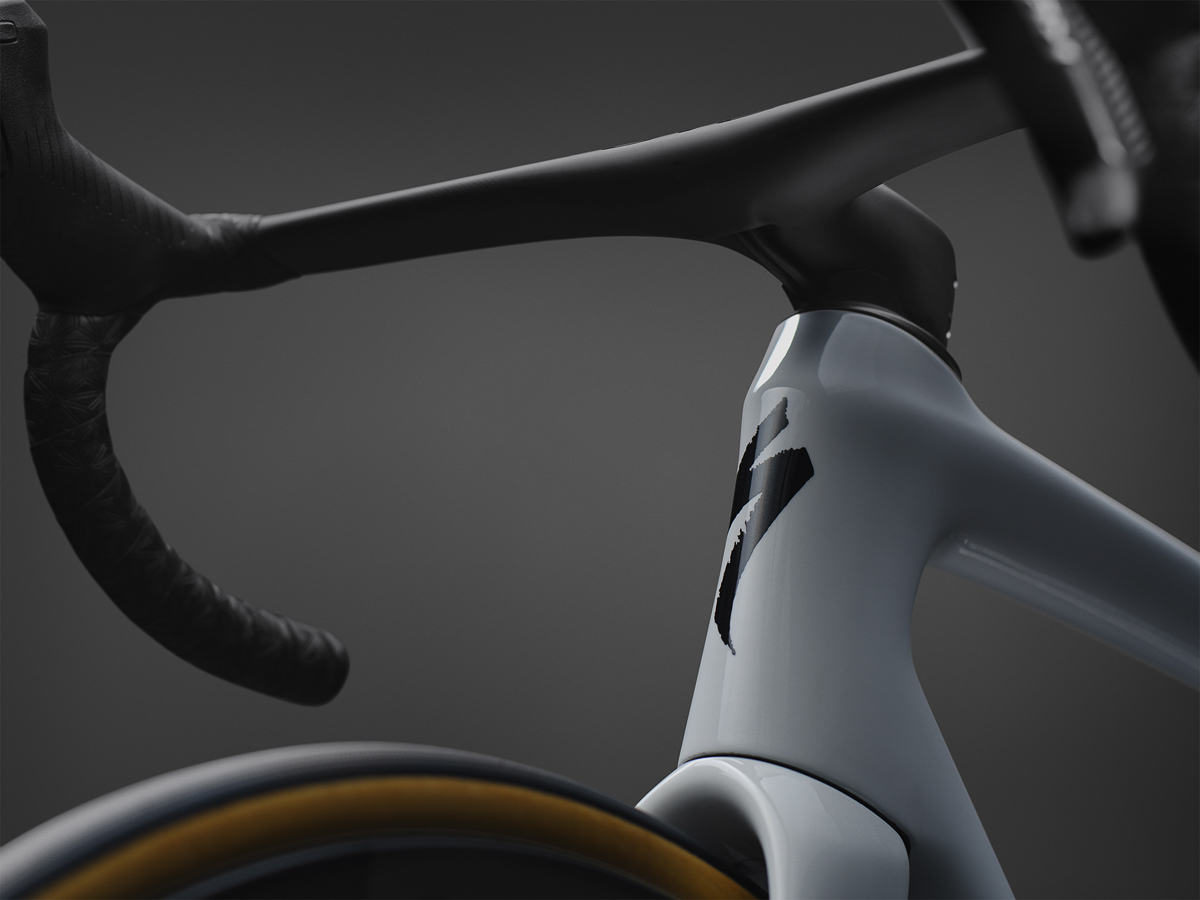 94927-10_TARMAC-SL9-S-LEVEL-AXS-WHT-MAJBLUMET-METOBSD_SPEEDSNIFFER-DETAIL_17705_b.jpg