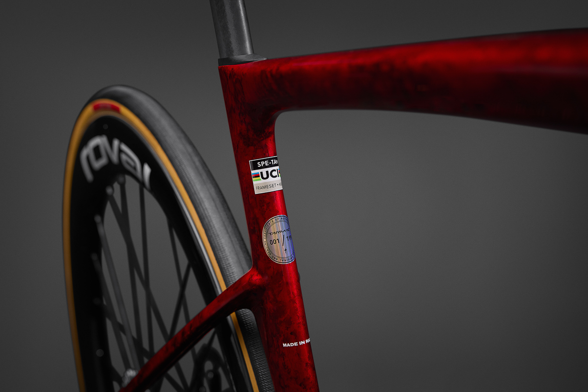 4927-0456_TARMAC-SL9-SW-MIR-RED_DETAIL-LTD-STICKER_b.jpg