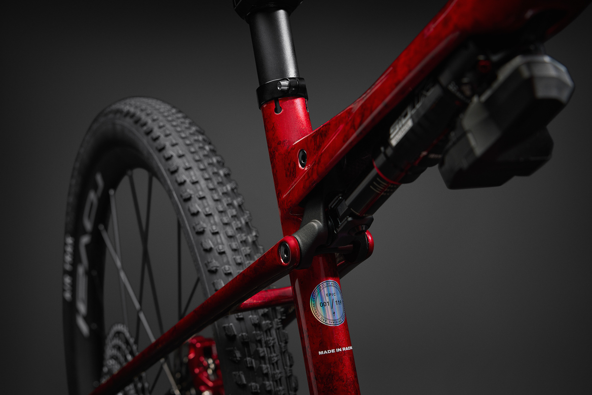 90327-0303_EPIC-9-SW-MIR-RED_DETAIL-LTD-STICKER_b.jpg