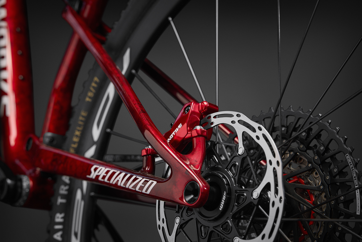90327-0303_EPIC-9-SW-MIR-RED_DETAIL-RED-SRAM-CALIPERS_02_c.jpg