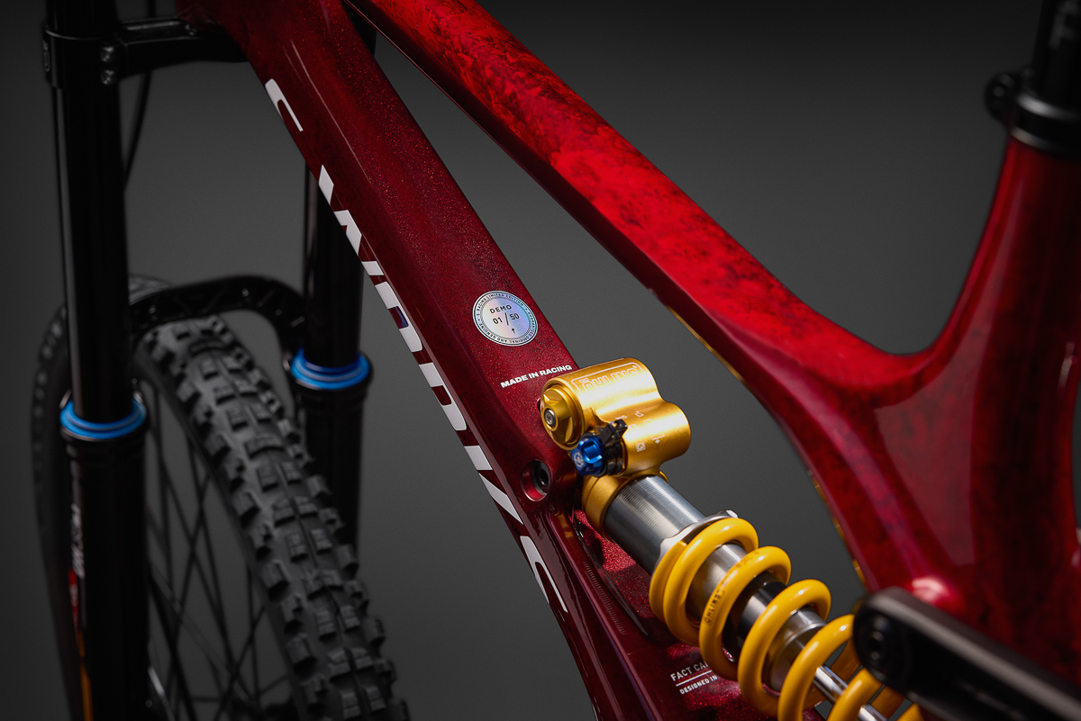 94527-0204_DEMO-11-SW-MIR-RED_DETAIL-LTD-STICKER_b.jpg
