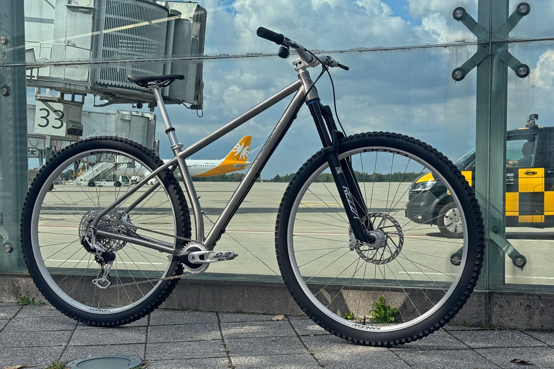 Singular-Albatross-32inch-titanium-trail-mountai.jpg