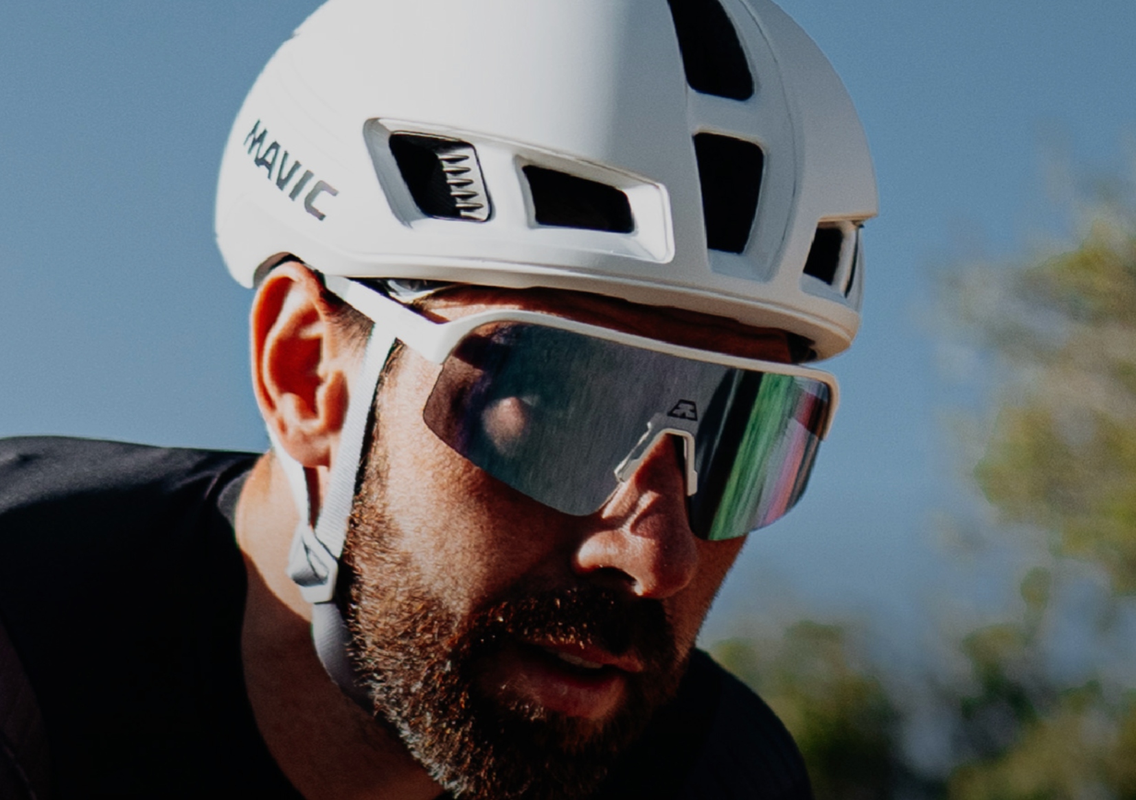 Mavic-Comete-Ultimate-Helmet-close-up-.jpg