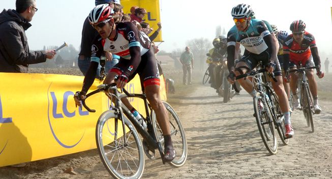 Paris_-_Roubaix_2013_Fabian_Cancellara_paa_brosten.jpg